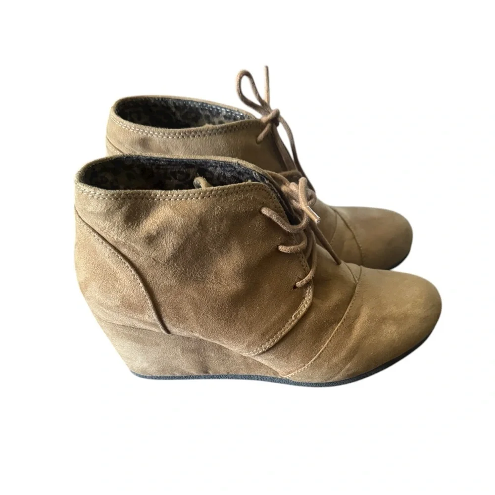 CITY-CLASSIFIED Women's Rex Almond Toe Lace Up Hidden Wedge Ankle Bootie - 7.5